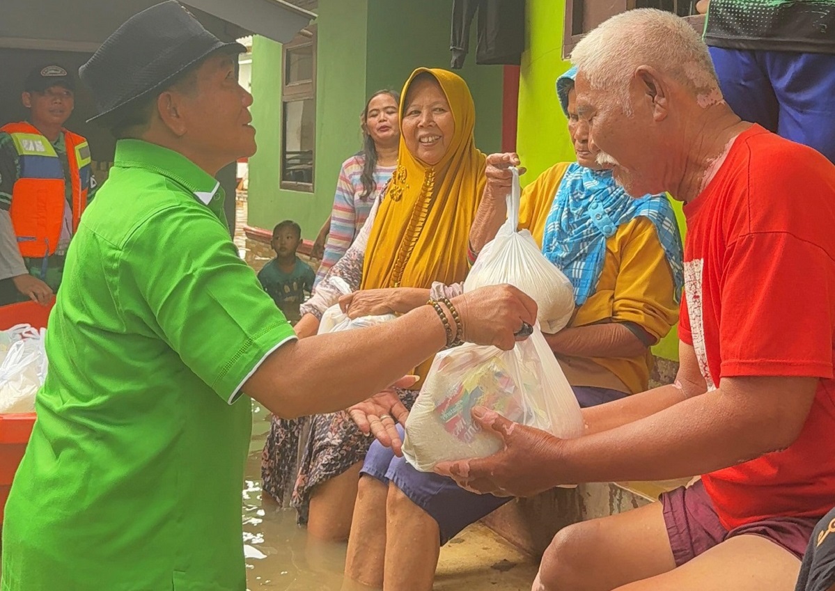  Anggota Komisi IX DPR RI Bang Romy,  Sambangi Warga Terdampak Banjir Kabupaten Bandung